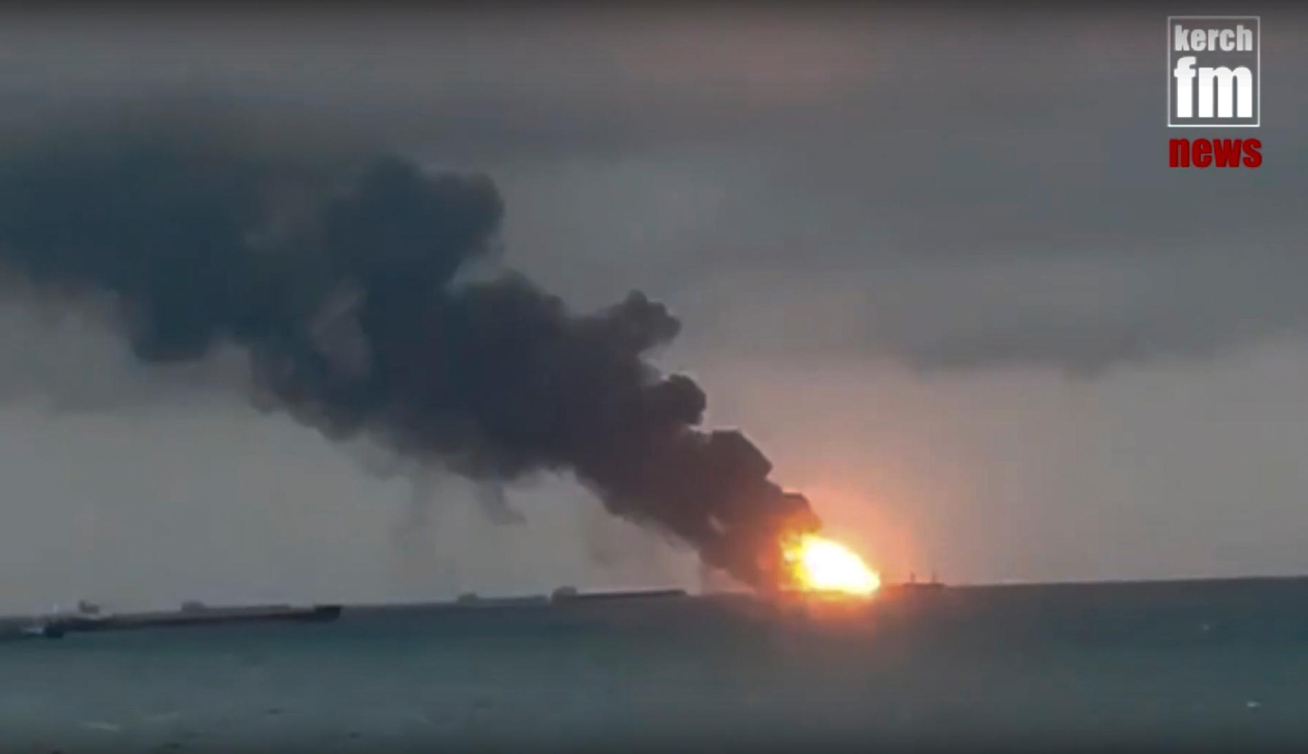 En stillbild från en video från nyhetssajten Kerch.fm visar branden på de två fartygen vid Kertjsundet på måndagen.