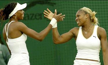 VEM ÄR STARKAS I DAG? Systrarna Williams lägger upp taktiken under kvartsfinalen i dubbel. I singelfinalen står de på varsin sida nätet.  Det kommer att gå fort eftersom vi båda har stora servar , säger Serena.