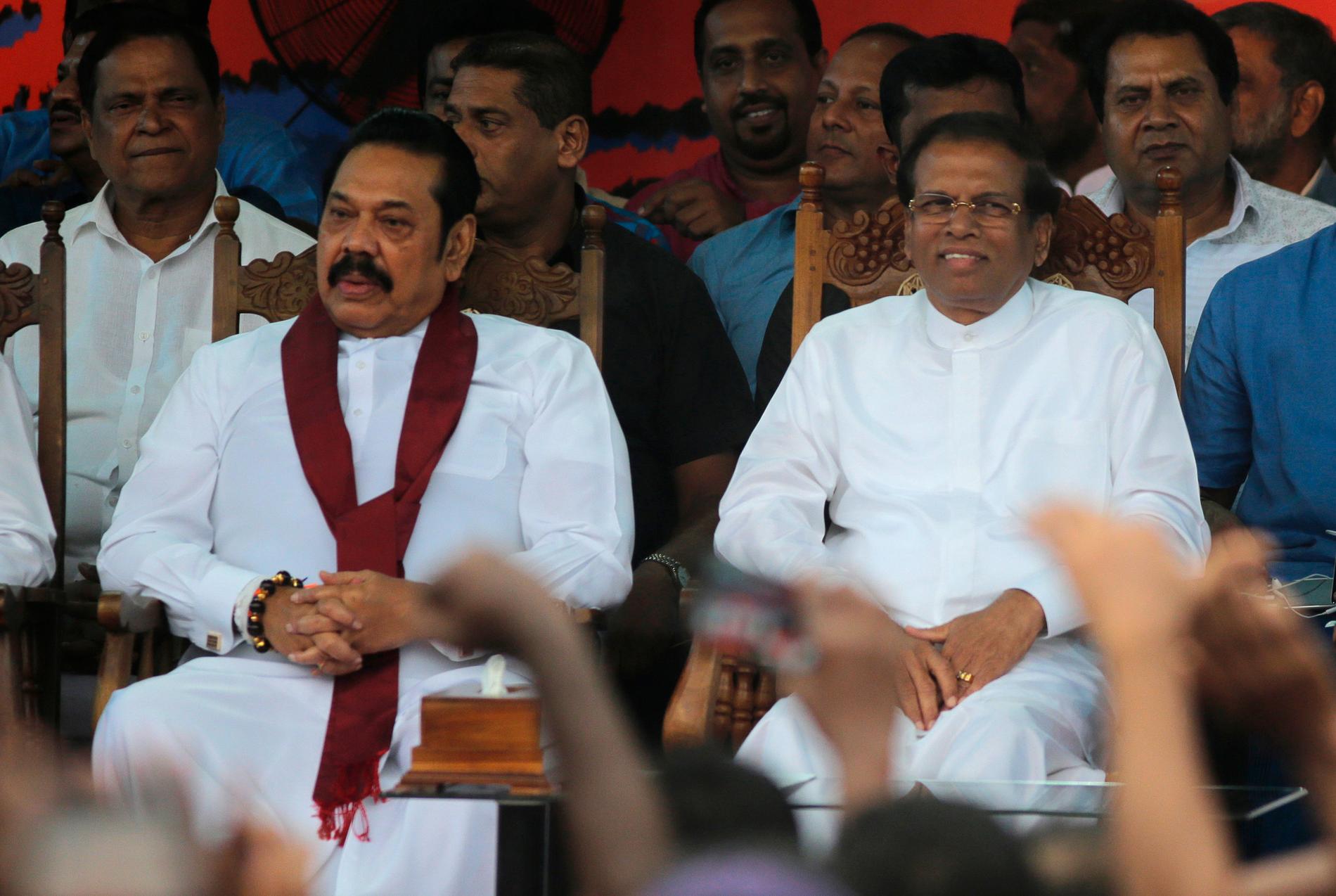 Sri Lankas president Maithripala Sirisena, till höger, med Mahinda Rajapaksa vid sin sida. Arkivbild.