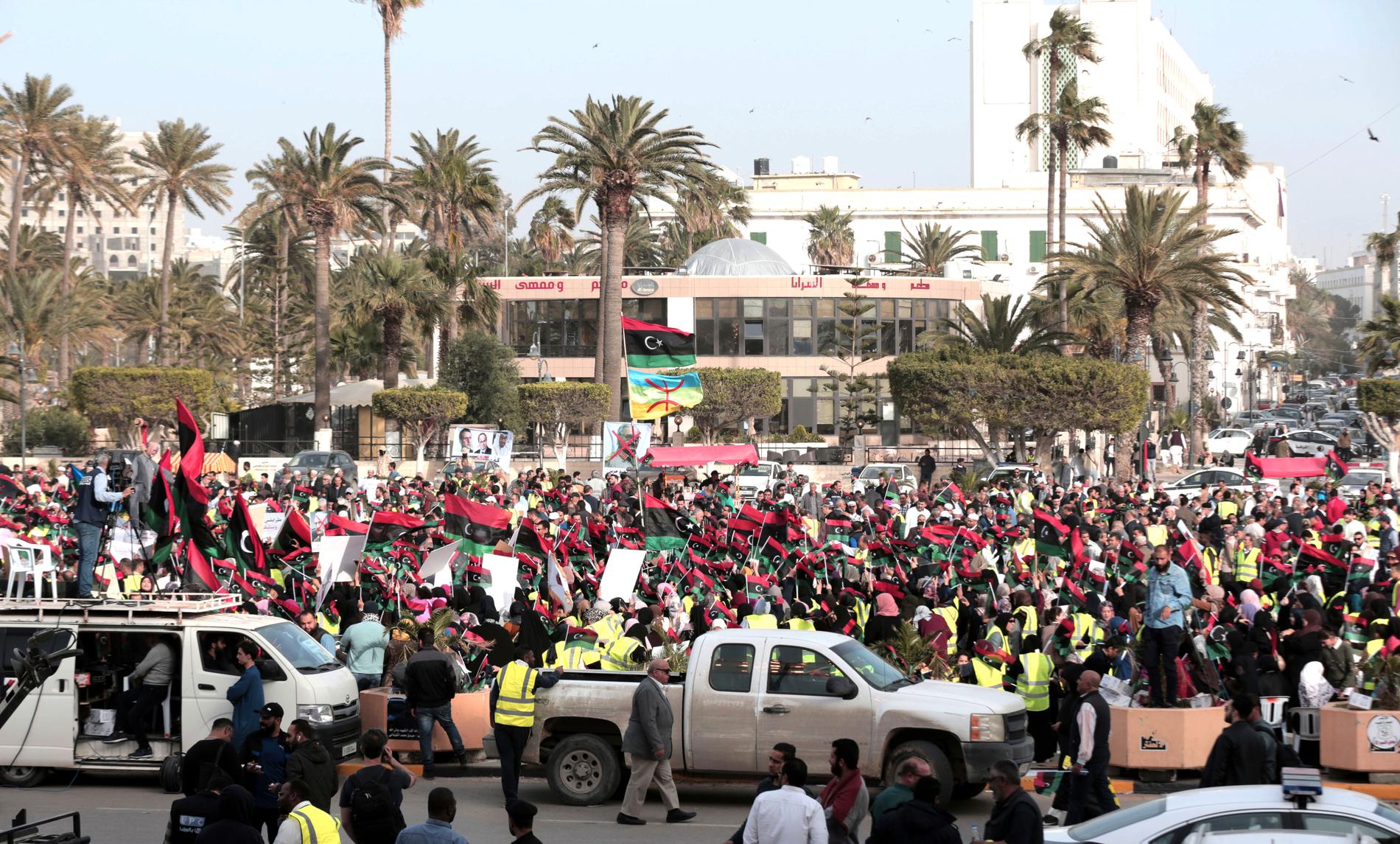Demonstranter i Tripoli, i protest mot Khalifa Haftars offensiv. Bilden är tagen i fredags.