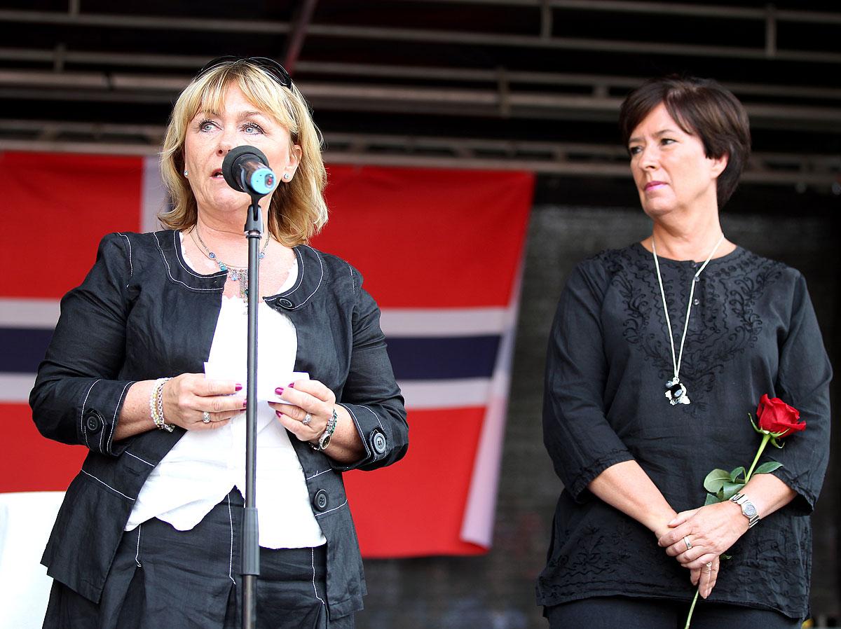 Beatrice Ask (M) och Mona Sahlin (S) lade de politiska skillnaderna åt sidan och var båda på plats på Sergels torg.