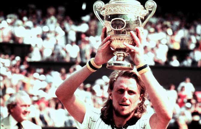 1976 Björn Borg lyfter Wimbledonbucklan för första gången 1976.