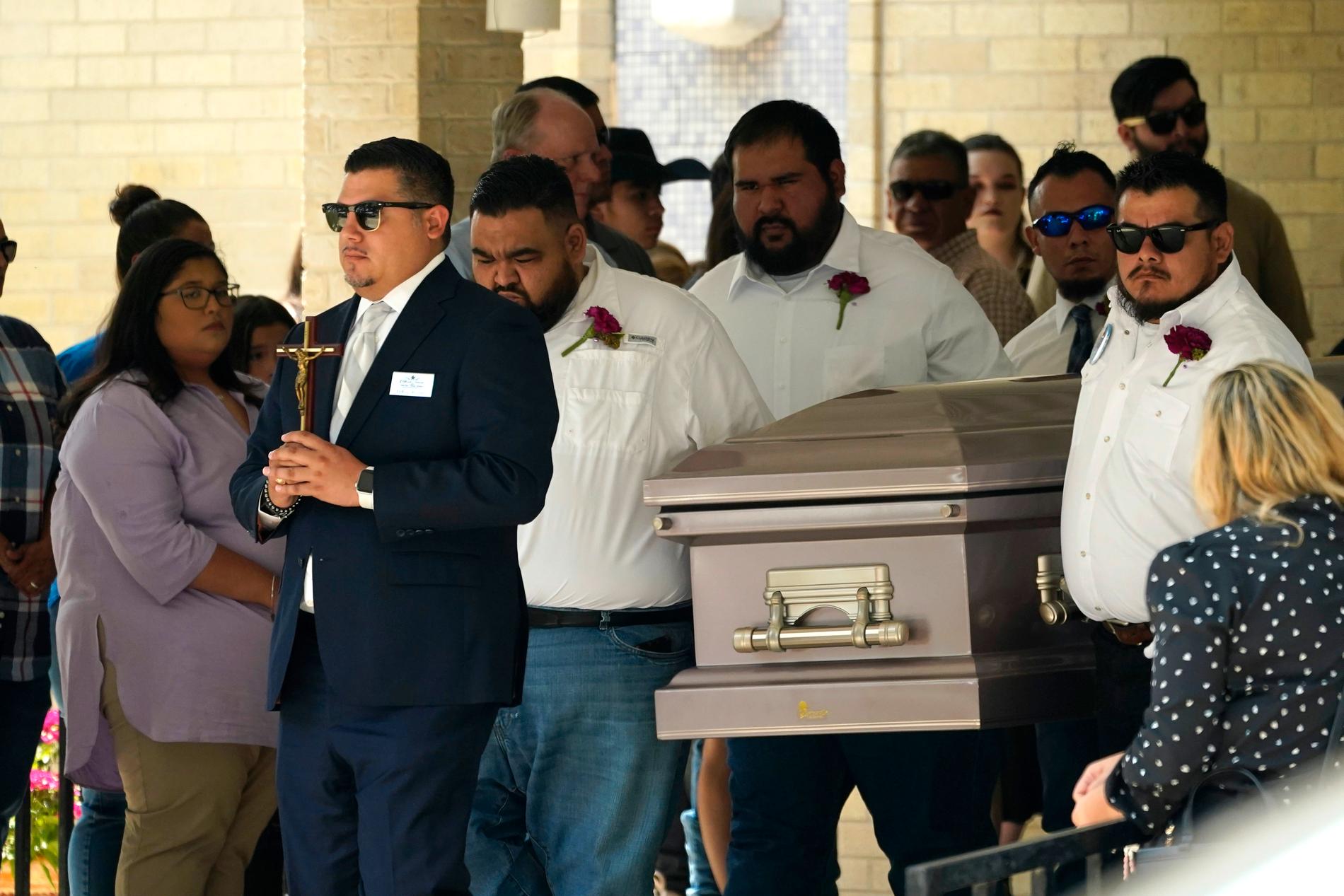Kistan med  Amerie Jo Garza på begravningsceremonin vid Sacred Heart Catholic Church i Uvalde i Texas under tisdagen.