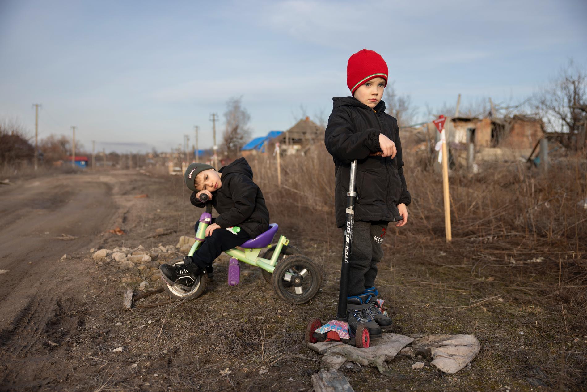 Maksym och Yegor, båda 5, är väl medvetna om farorna med att leka utomhus. 