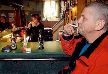 danmark  Folk kan hålla sig borta om de inte tål rök , säger Gorm på Café Ellebro i Köpenhamn. Tina, bakom disken, håller med.