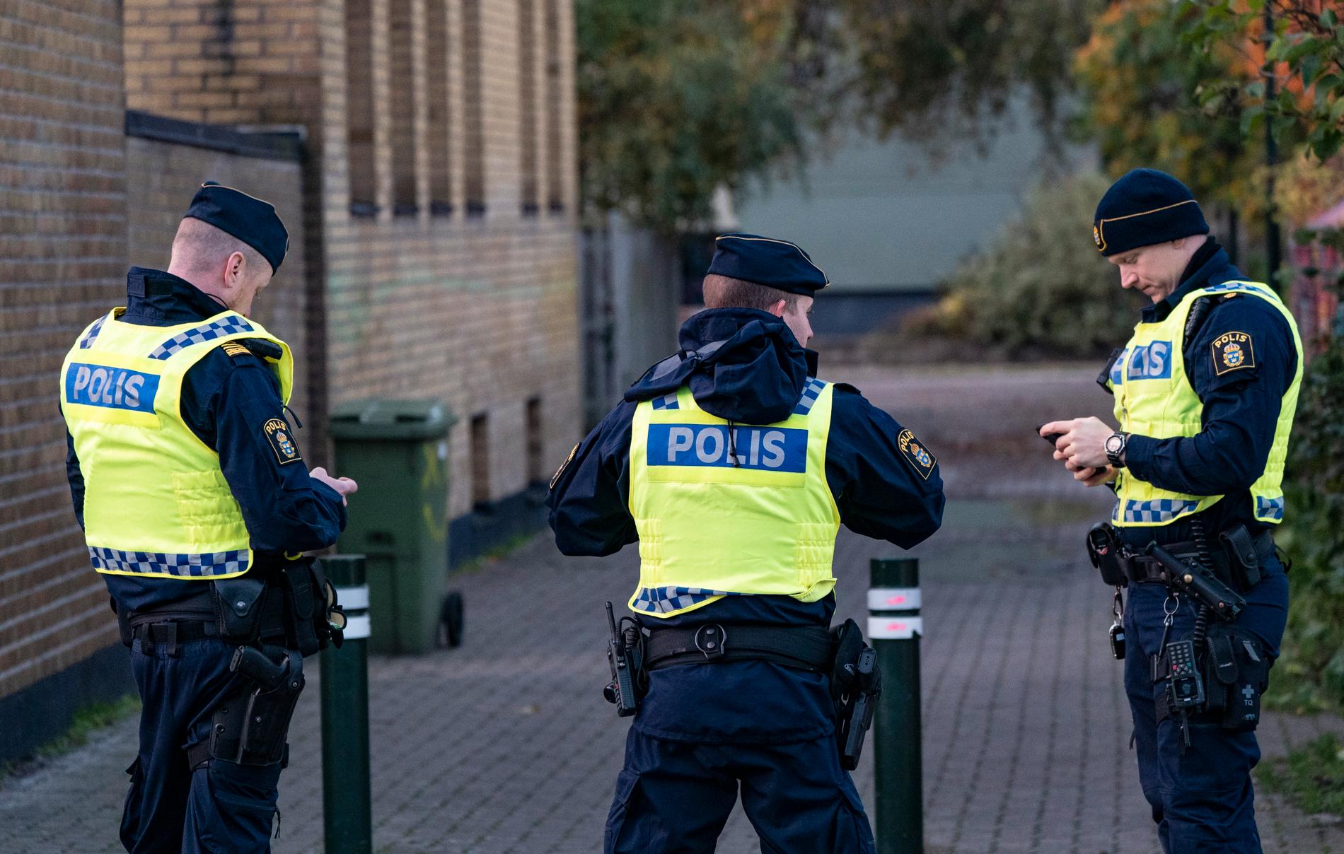 Poliser i närheten av den plats där en 17-årig pojke hittades knivhuggen i Malmö i början av november i fjol. Nu åtalas en 26-årig man misstänkt för mordet. Arkivbild.