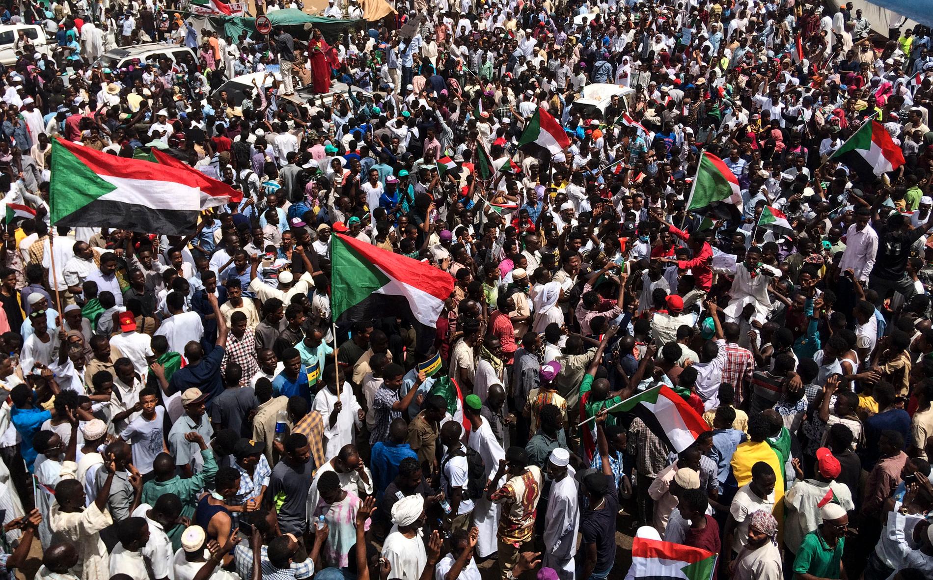 Tusentals protesterade i Sudans huvudstad Khartum på fredagen.