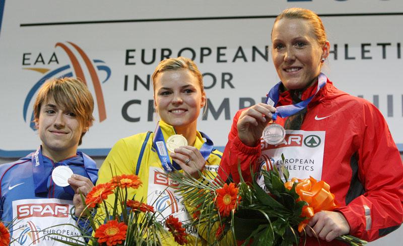 Guldglädje Medaljörerna på 60 meter häck vid inomhus-VM i Moskva 2007. Susanna poserar med guldmedaljen tillsammans med Aleksandra Antonova, Ryssland som tog silver och Kirsten Blom, Tyskland som vann bronset.