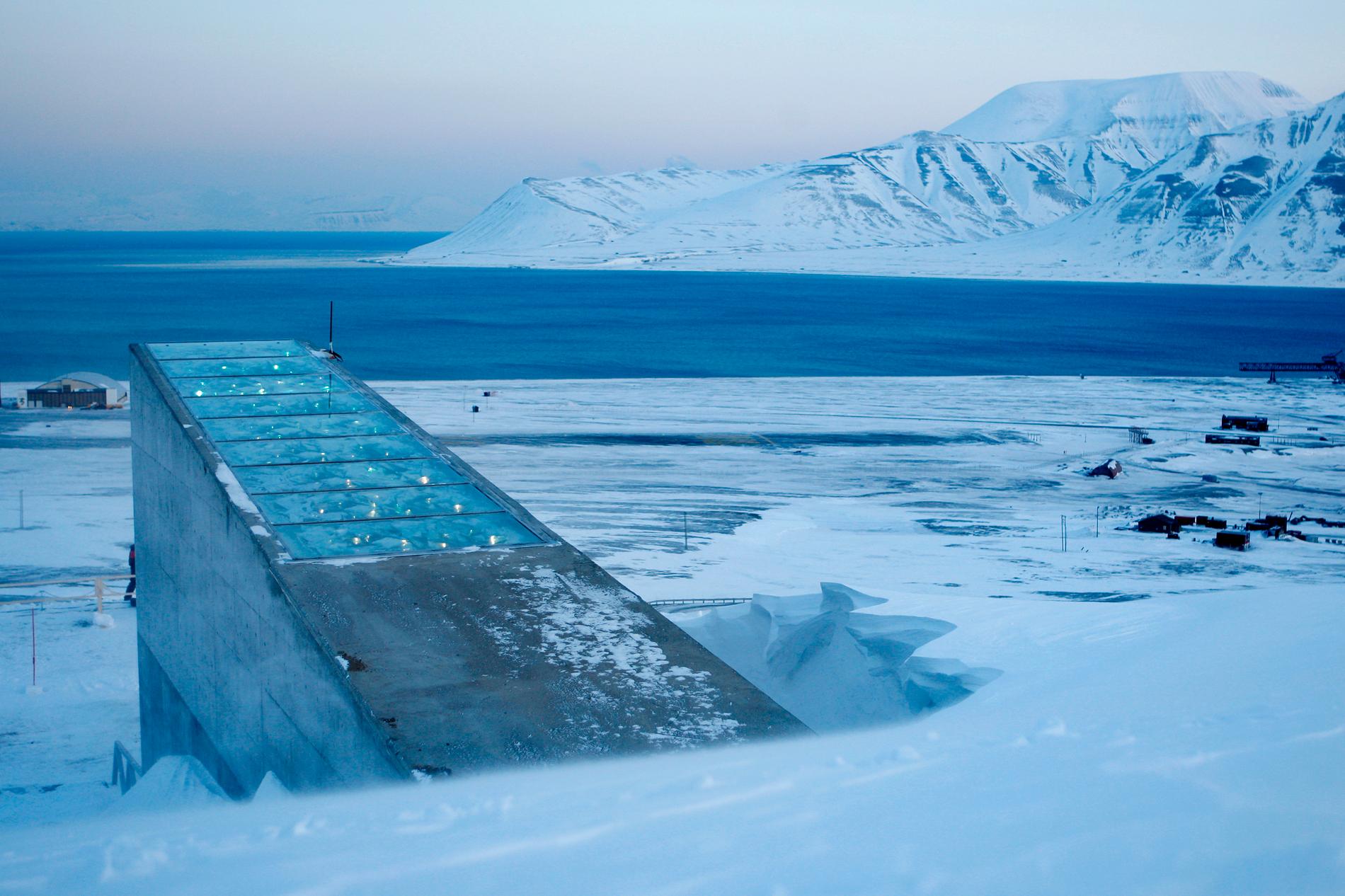 Platsen på Svalbard är vald på grund av ständig kyla och stabil berggrund.