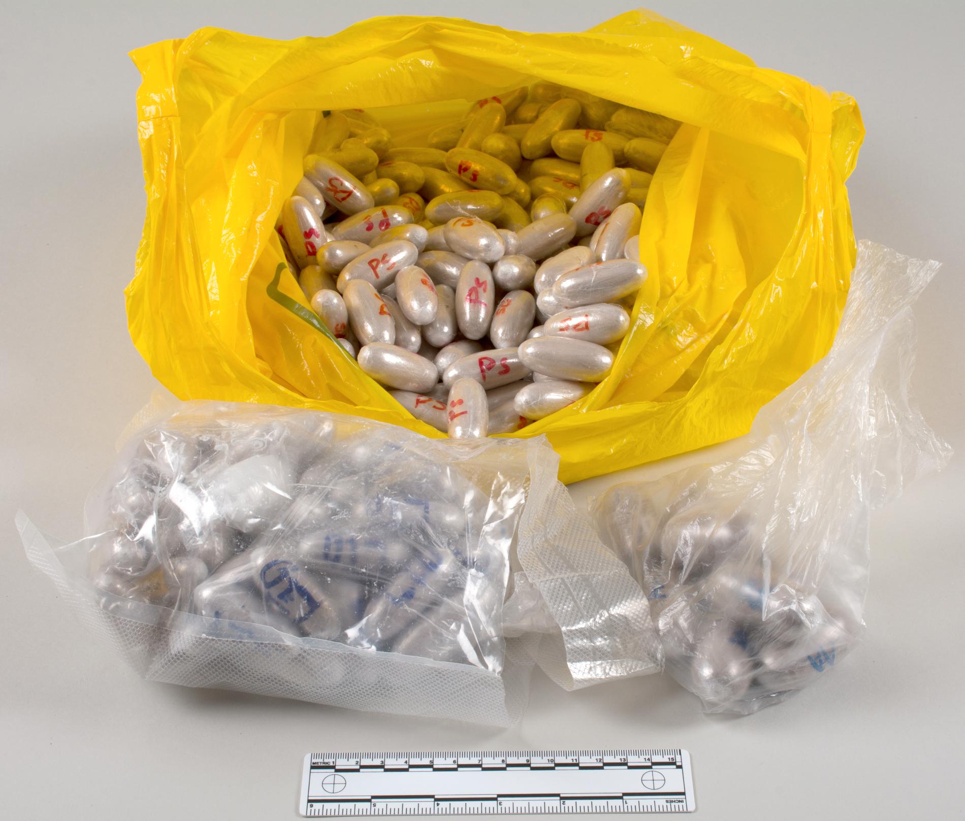 Tullverket har under utredningen gjort en rad beslag av narkotika, som varit paketerad i olika former av kapslar.