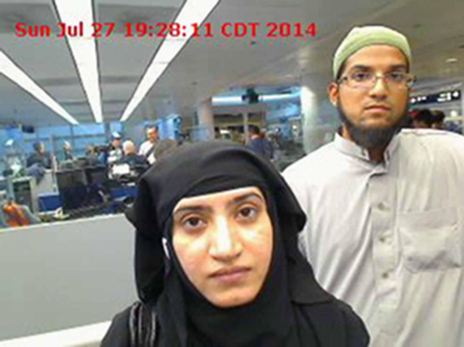 Amerikanska myndigheternas bild från juli 2014 då Tashfeen Malik och Sued Rizwan Farook passerade flygplatsen O'Hare International i Chicago.
