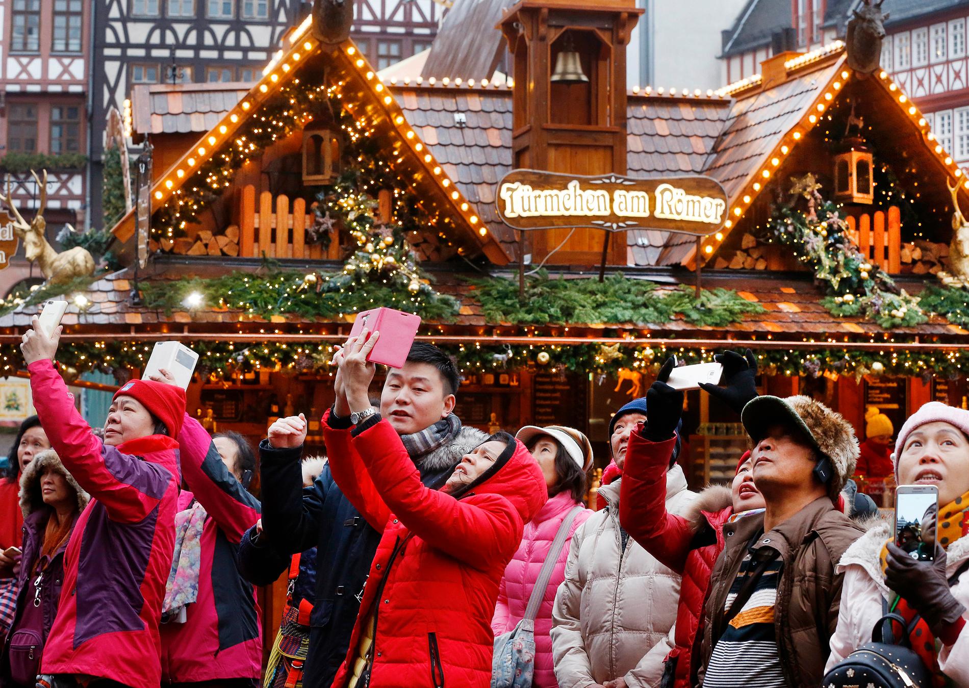 Kineserna är nu den största gruppen internationella turister. 150 kineser spås turista i omvärlden i år enligt FN-statistik. Här syns kinesiska turister på julmarknad i Frankfurt i Tyskland 2016. Arkivbild.
