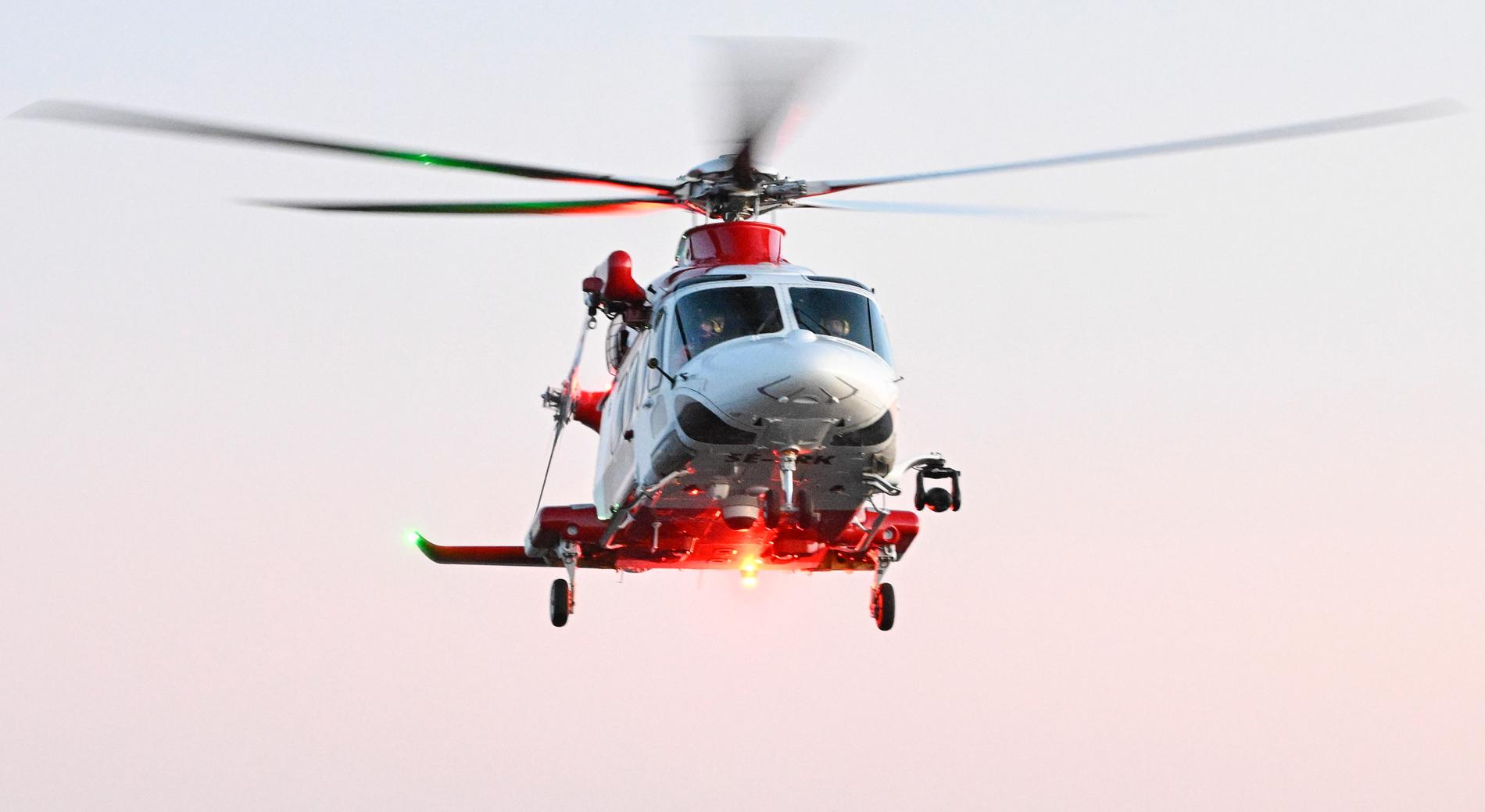 En stor sökinsats med bland annat helikopter drogs igång efter dykolyckan i Gullmarsfjorden. Arkivbild.
