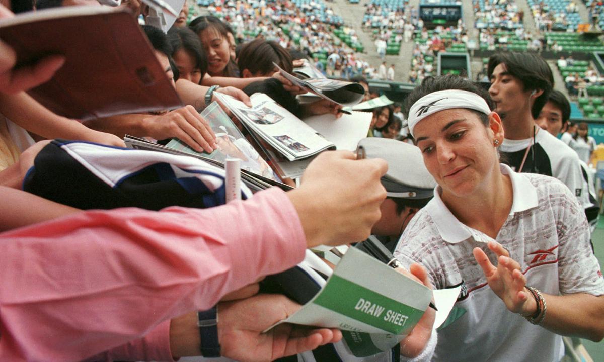 Arantxa Sanchez Vicario ger autografer efter en match i Toyotas Princess Cup i Japan 1997.