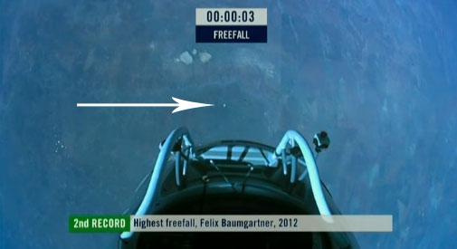 Här syns Baumgartner på väg ner, som en liten vit prick.
