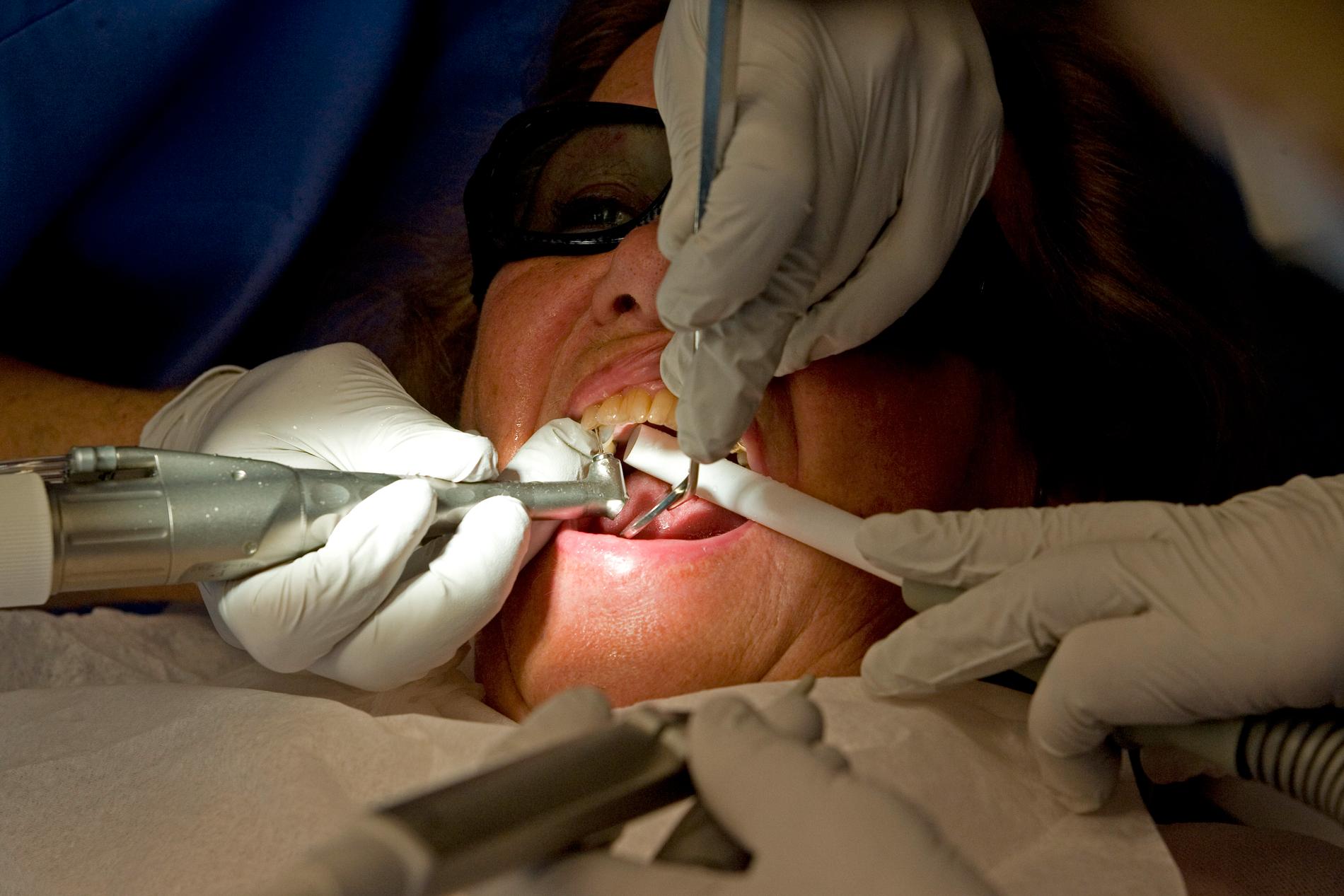 Varken tandläkare eller patient på bilden har något med nedanstående notis att göra.