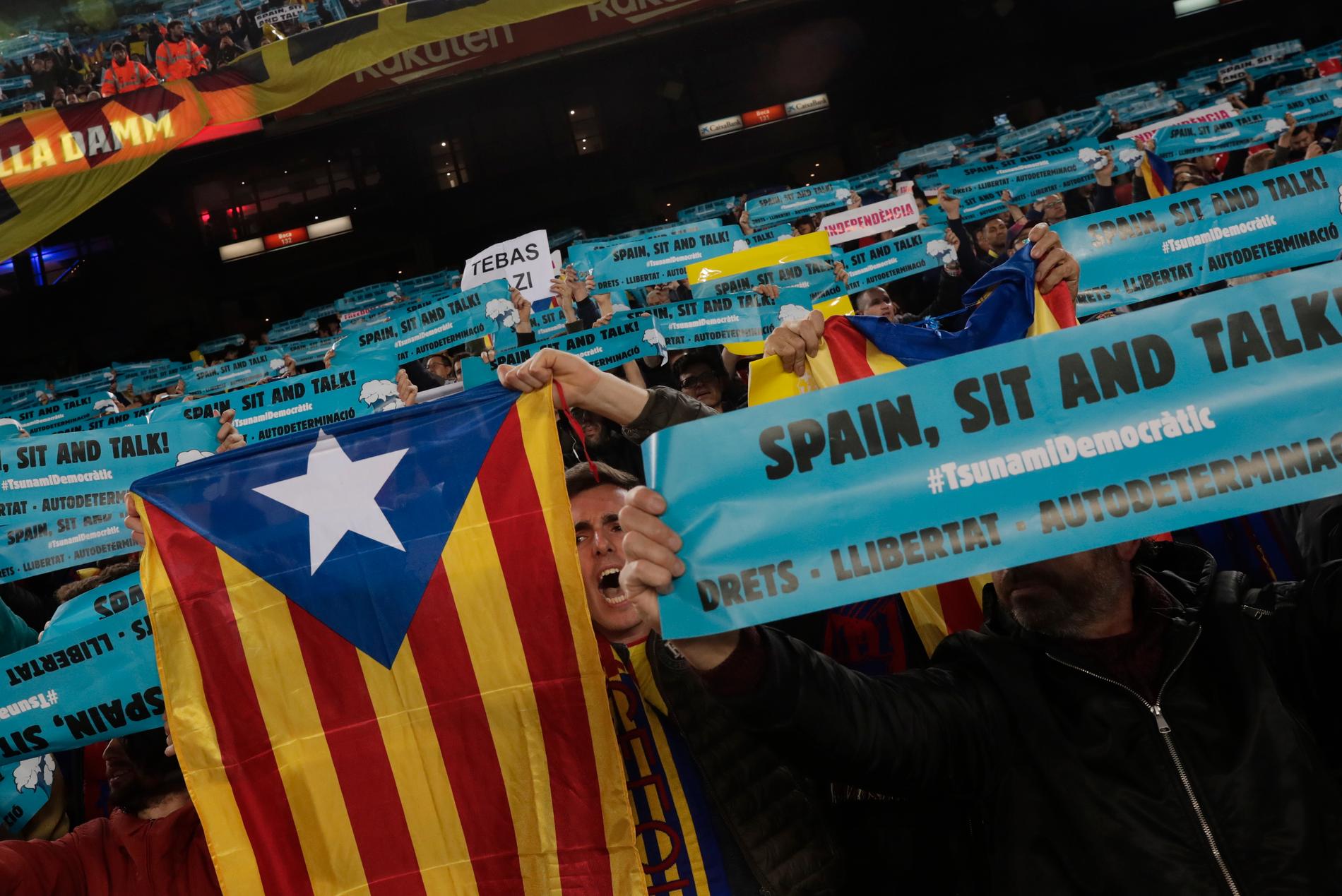 Barcelonas fans höll upp den katalanska flaggan och plakat med texten "Spain, sit and talk" under stormatchen Barcelona–Real Madrid.