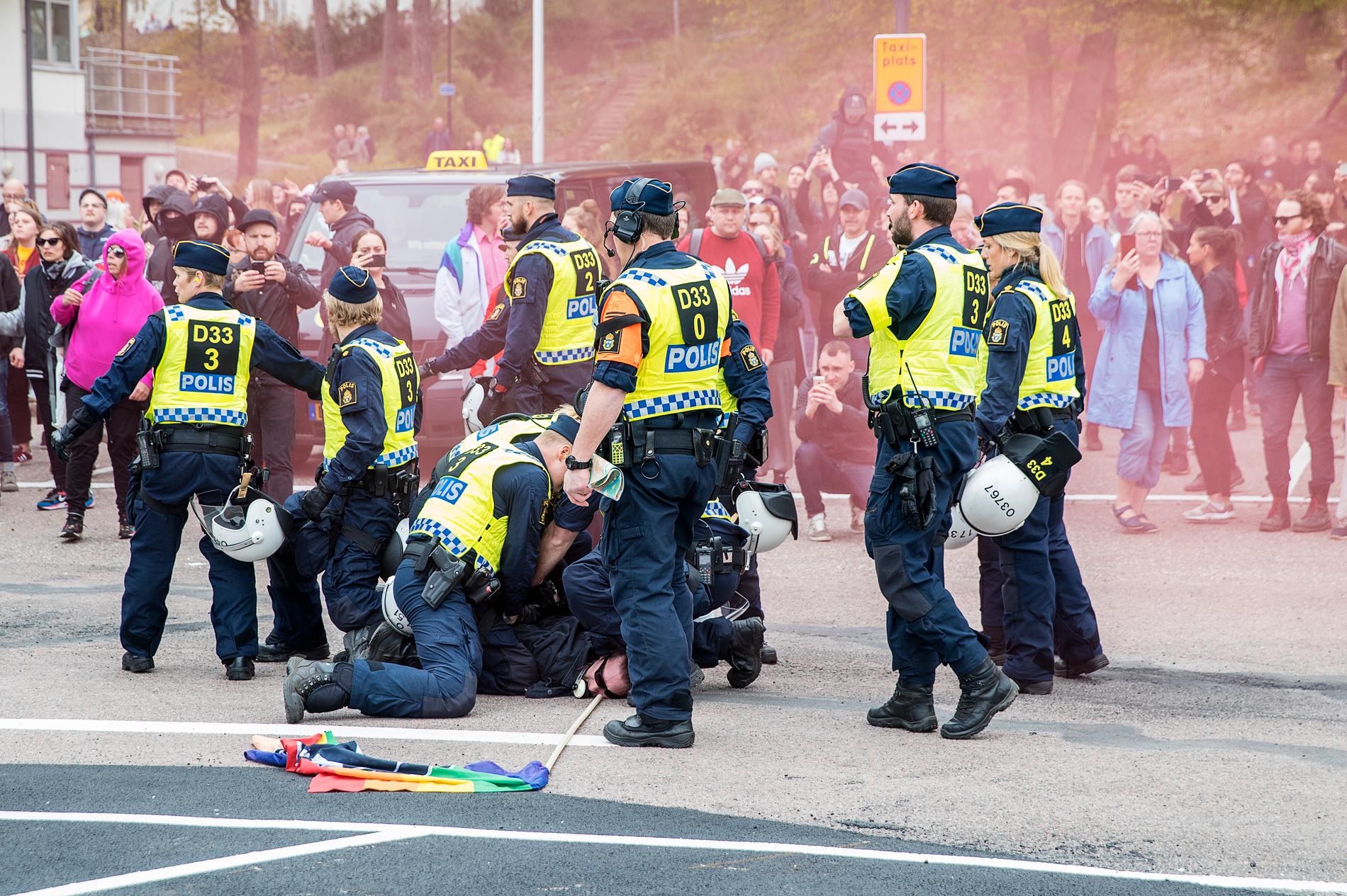 Arkiv. Vid flera tillfällen har motdemonstranter gripits. Efter första maj i Kungälv 2019 har polisen inlett en förundersökning om våldsamt upplopp gällande motdemonstranterna.