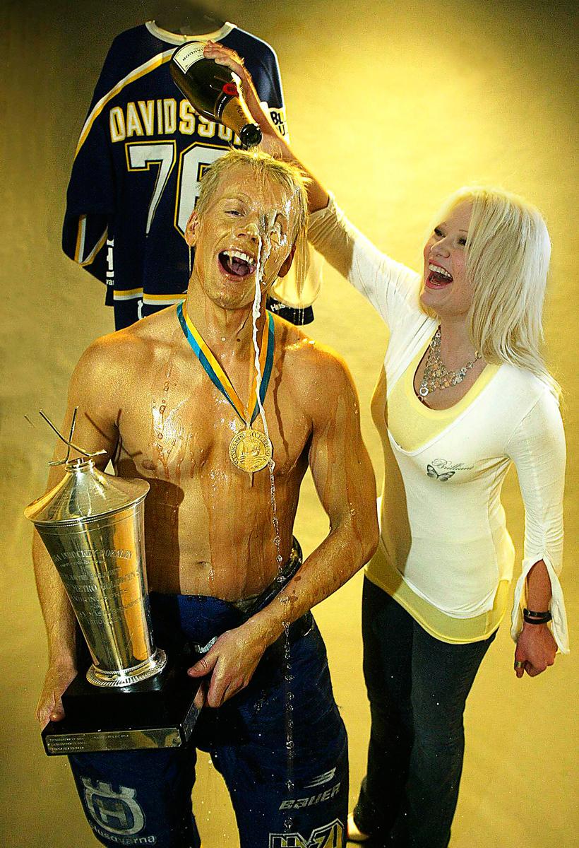2004 Det här var väl en av de högsta högsoddsare jag stått inför. Inte att HV vann SM-guld. Men att lagets stora stjärna Johan Davidsson hade ett samboförhållande med Linda Lampenius som han träffat under inspelningen av ”Fångarna på Fortet”. Men Linda ställde gärna upp och dränkte pojkvännen Johan i champagne.