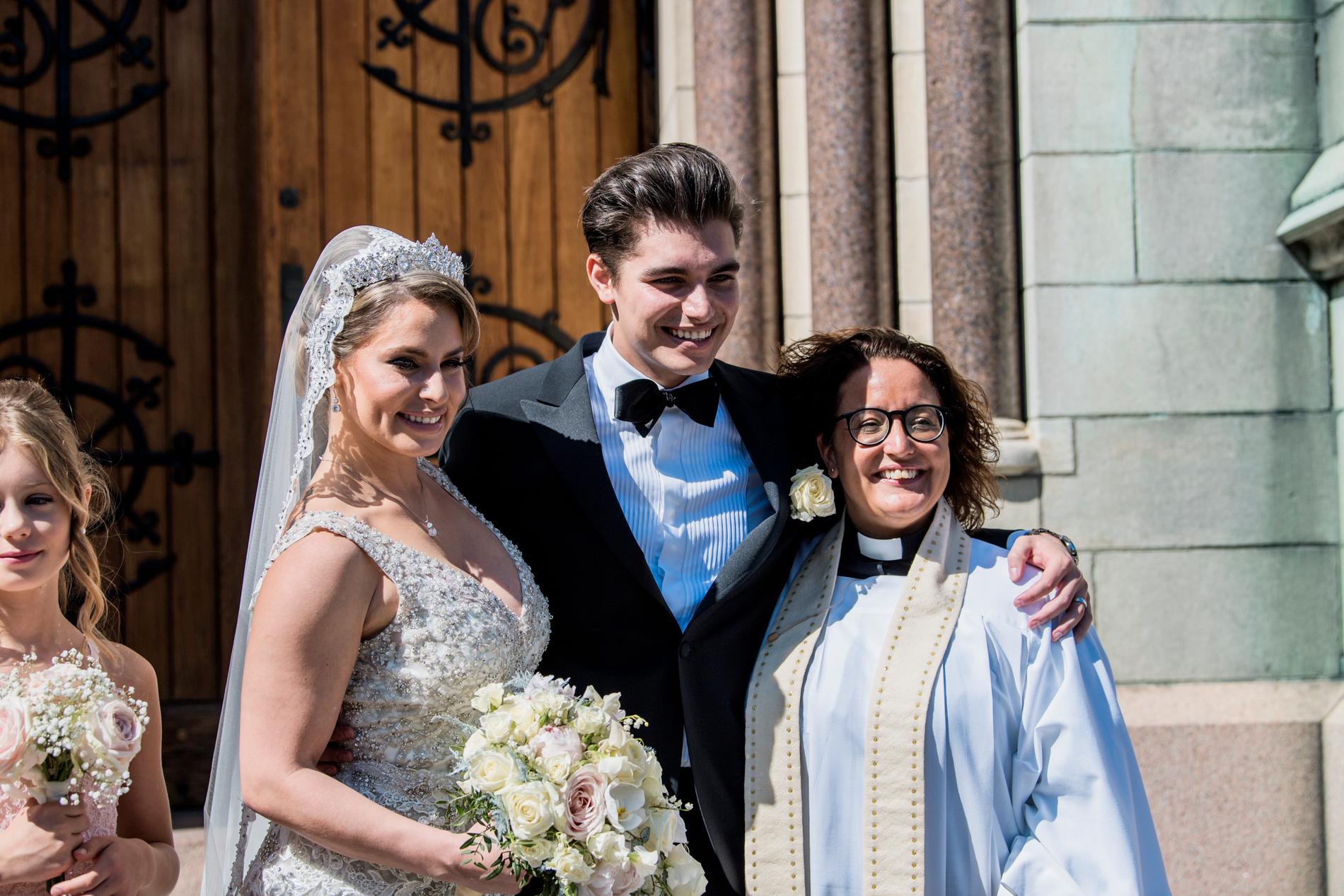 Victoria Fajardo och Anton Ewald efter vigseln i Oscarskyrkan 2017.