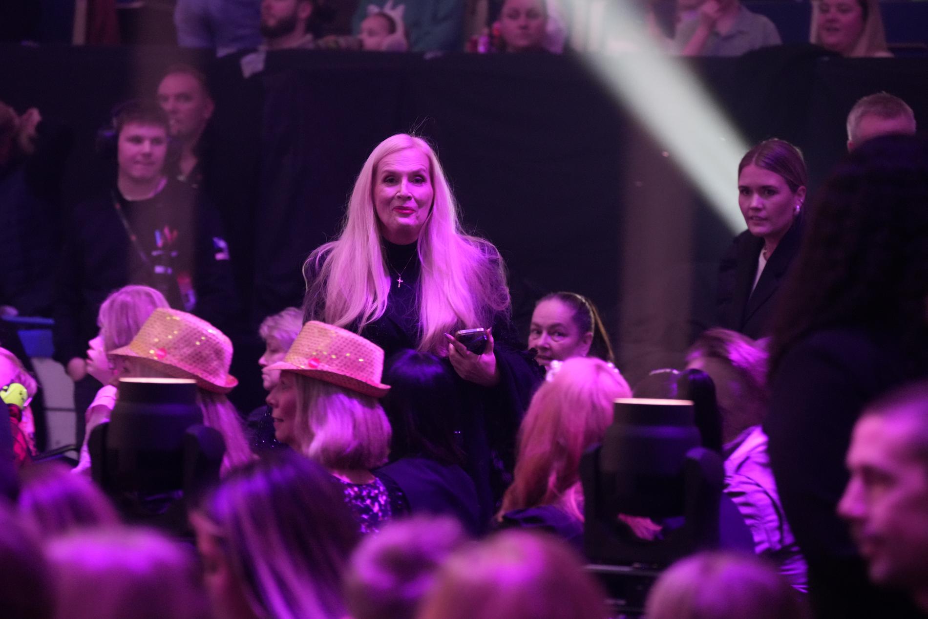 Här dyker Hollywoodfrun Gunilla Persson plötsligt upp i publiken under Mellogenrepet. 