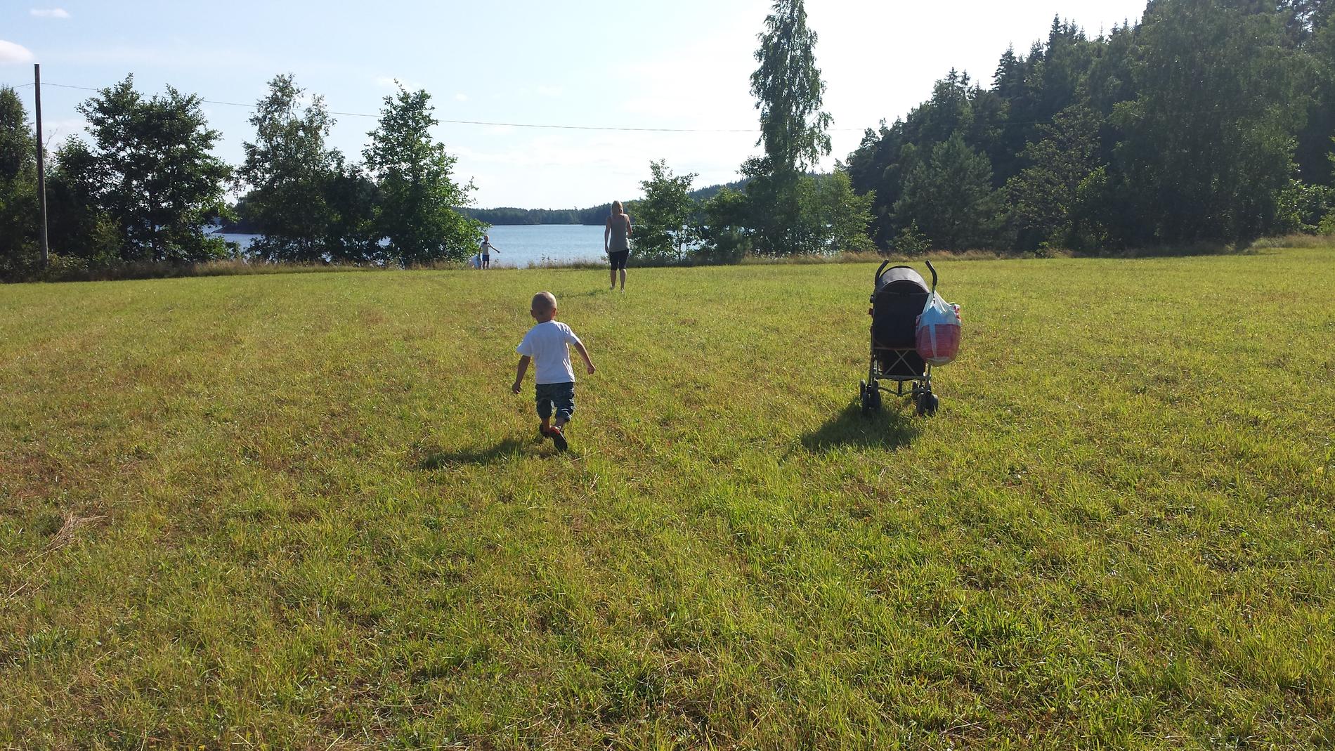 Fantastisk sommar här ute i Hindås i Bollebygd kommun är det perfekt att springa på fältet till stranden. På bilden ser man sonen Milton 2 år löpande mot vattnet