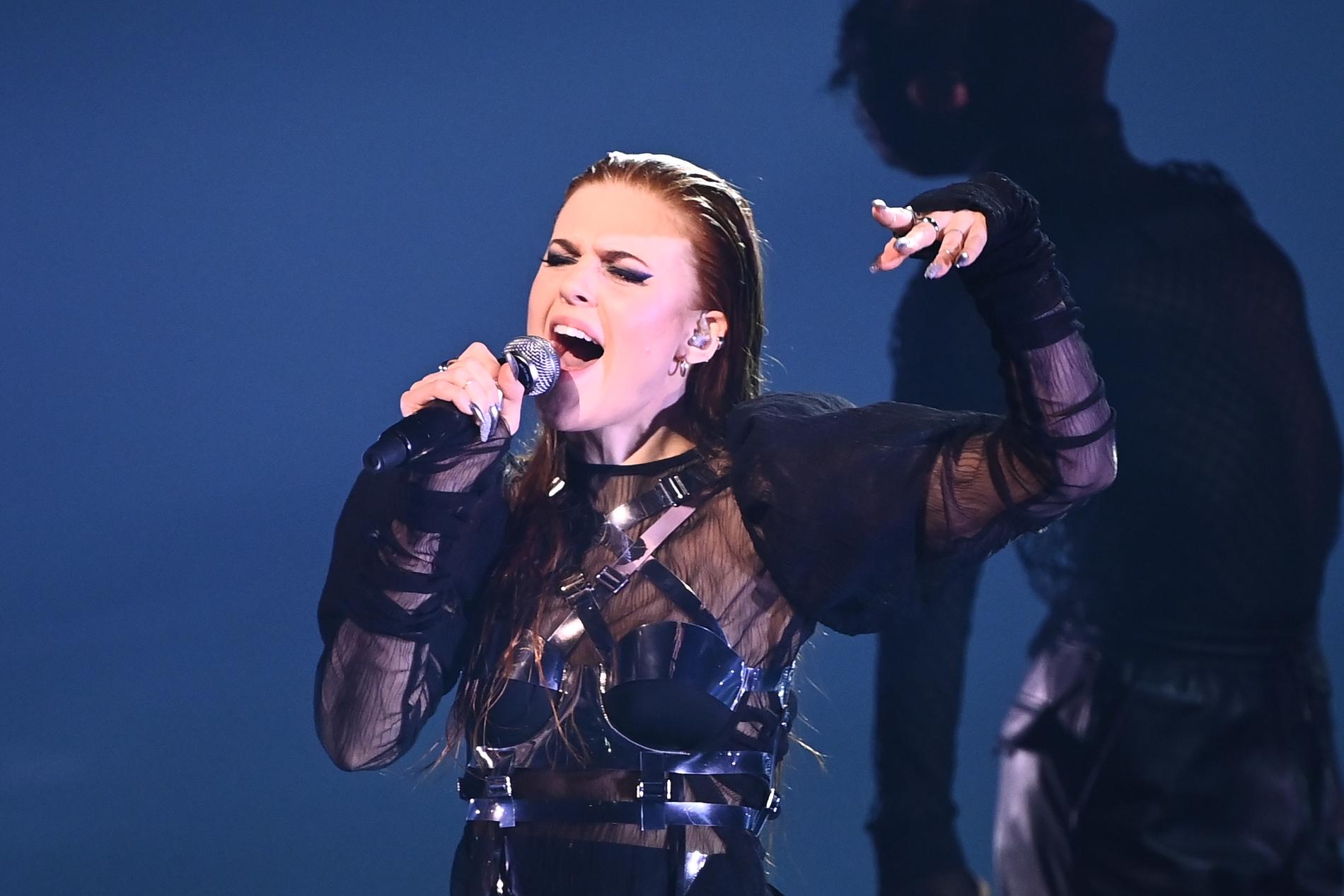 Dotter sjunger ”Little tot” i Melodifestivalen.