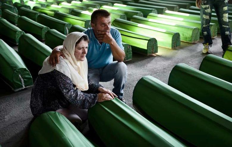 Endira Salihovic Avdic reste från Växjö till Srebrenica för att begrava sin bror. Hennes kusin Bahrudin Salihovic håller armen runt henne. (Arkivbild.)
