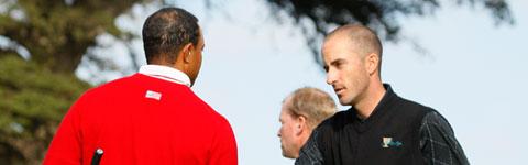 Tiger Woods och Geoff Ogilvy skakar hand under President's Cup 2009.