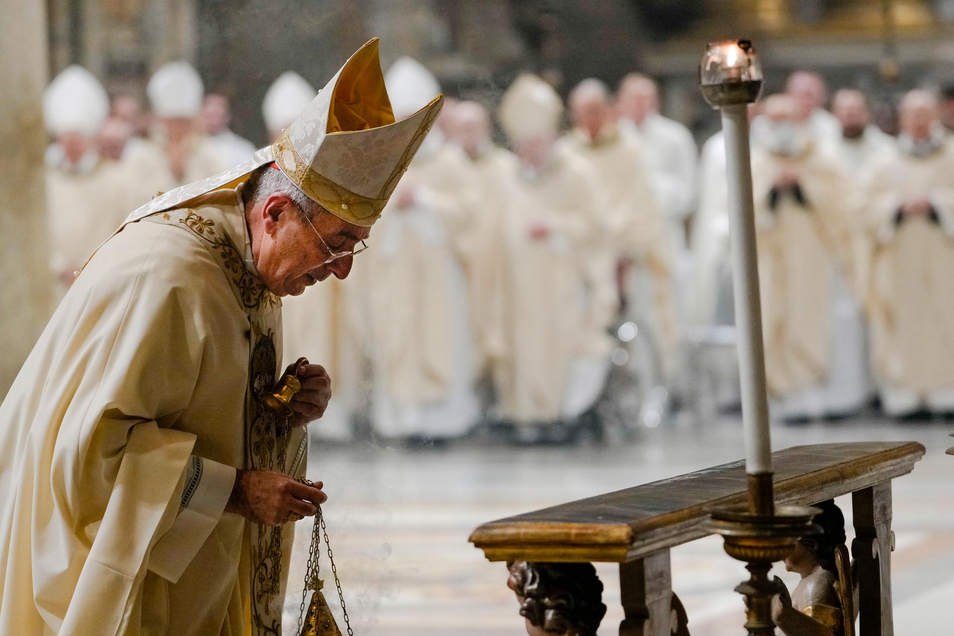 Den 30 december hölls en mässa där det bads för för ex-påven Benedictus hälsa i Lateranbasilikan i Rom. På bilden syns kardinal Angelo De Donatis.