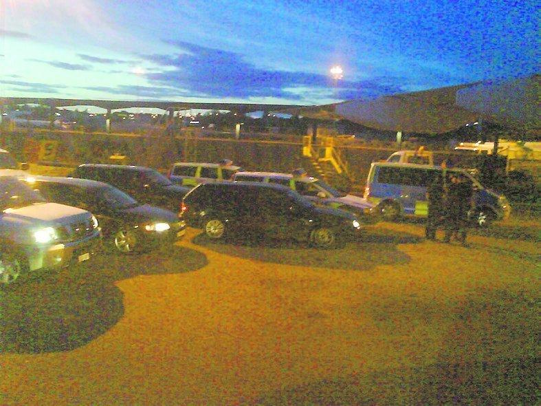 Polisen väntade på huliganerna på Bromma flygplats.