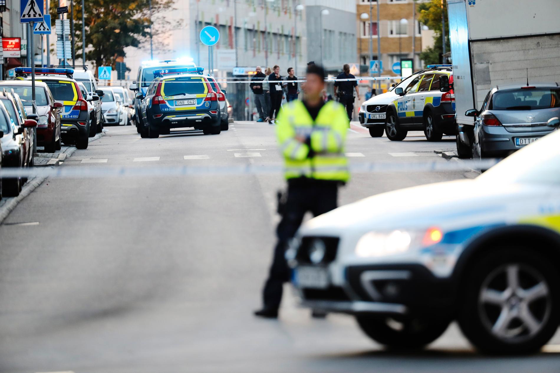 Polisens avspärrningar i centrala Helsingborg efter en skottlossning i samband med ett stort bråk. Arkivbild