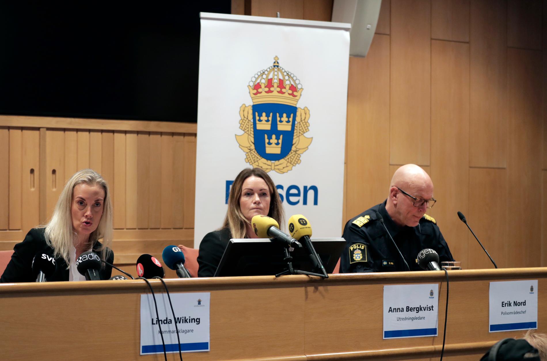 Åklagare Linda Wiking samt Anna Bergkvist och Erik Nord från Polismyndigheten under pressträffen.