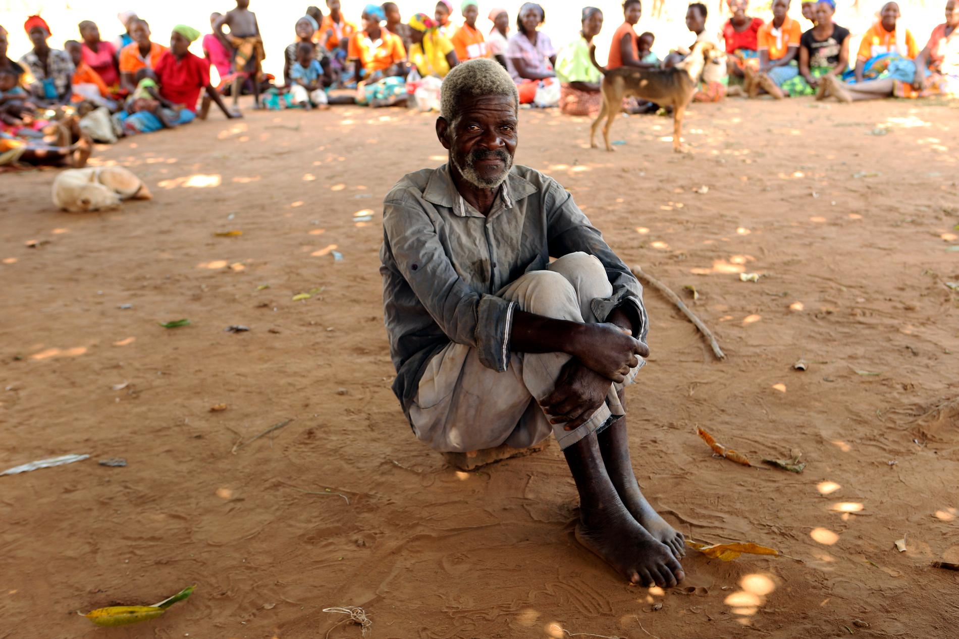 I byn Dombe, väster om Beira, väntar en man på att få ett matpaket. Cyklonen slog till just som skörden skulle inledas och Oxfam befarar ett år av matbrist. Arkivbild.