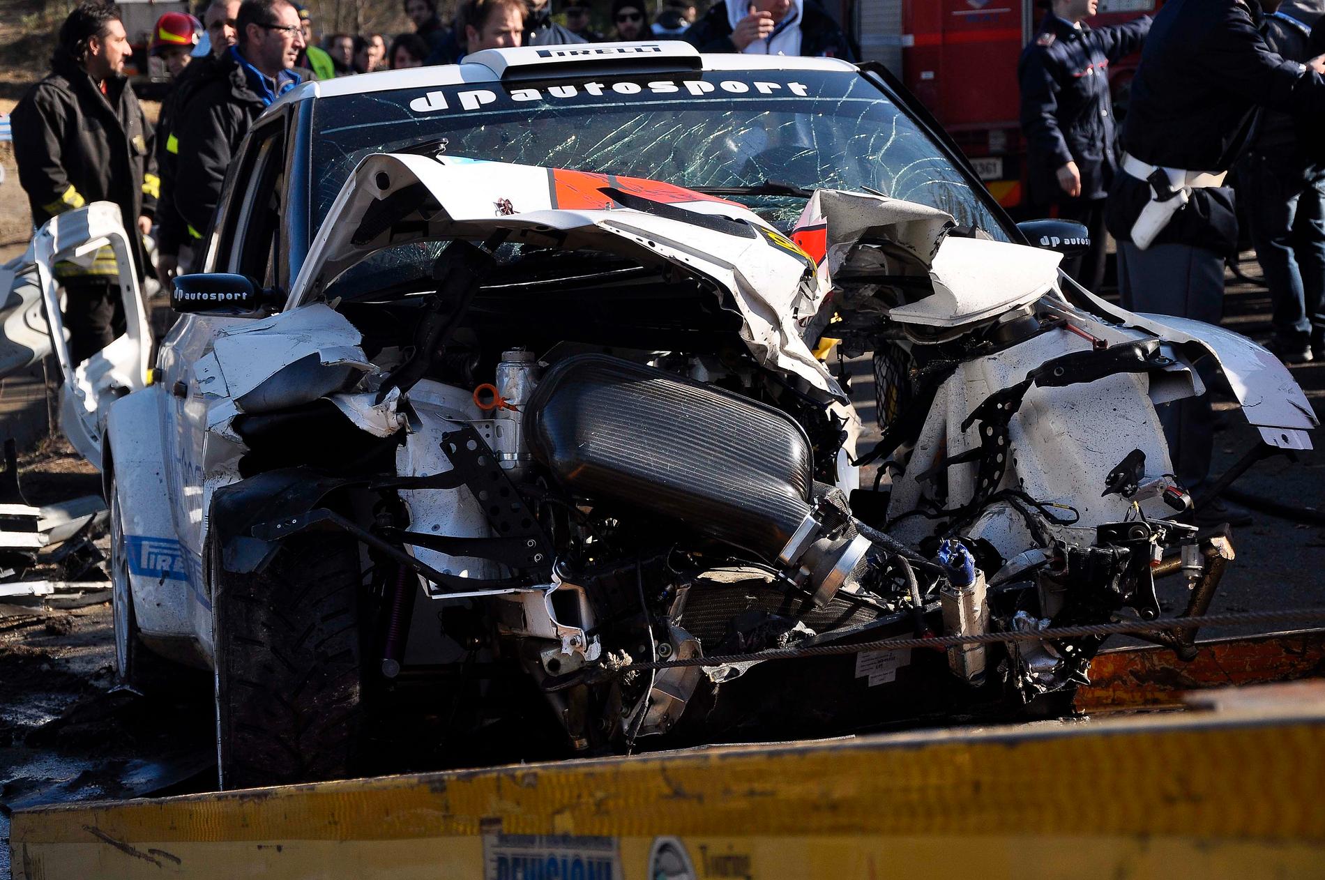 Den svårt demolerade rallybilen efter olyckan 2011. 