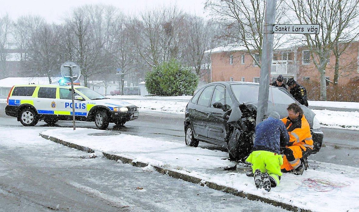 lund En kvinna körde vid 15-tiden i går in i en stolpe på Sankt Lars väg i Lund. Kvinnan fördes till sjukhus. Bilen fick omfattande skador. Det var halt väglag på olycksplatsen.