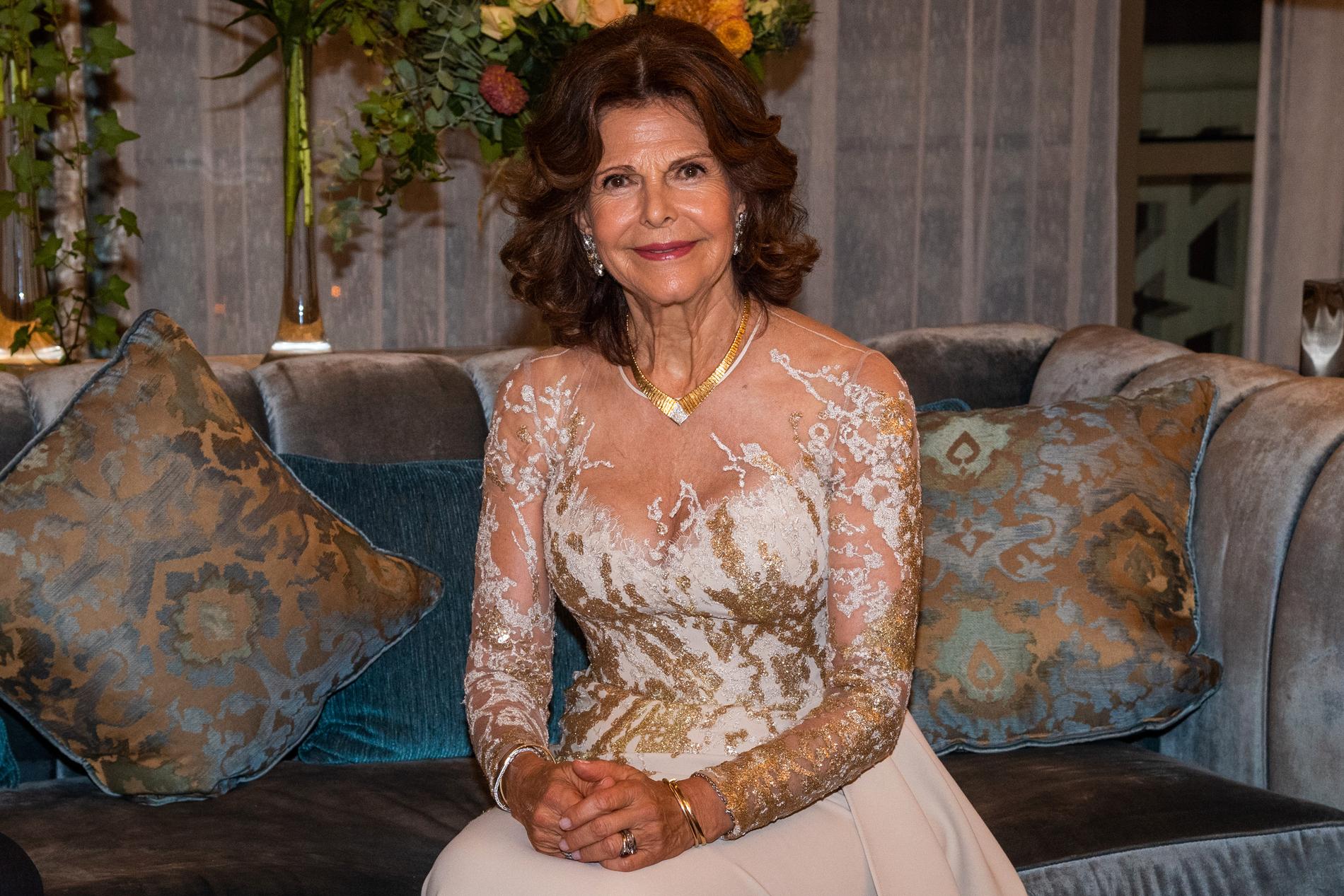 Den spektakulära klänningen, som drottning Silvia bar vid mötet med Libanons premiärminister, är skapad av landets mest kände modedesigner Elie Saab. Kreationen har en urringad överdel av tunn brodyr i vitt och guld.