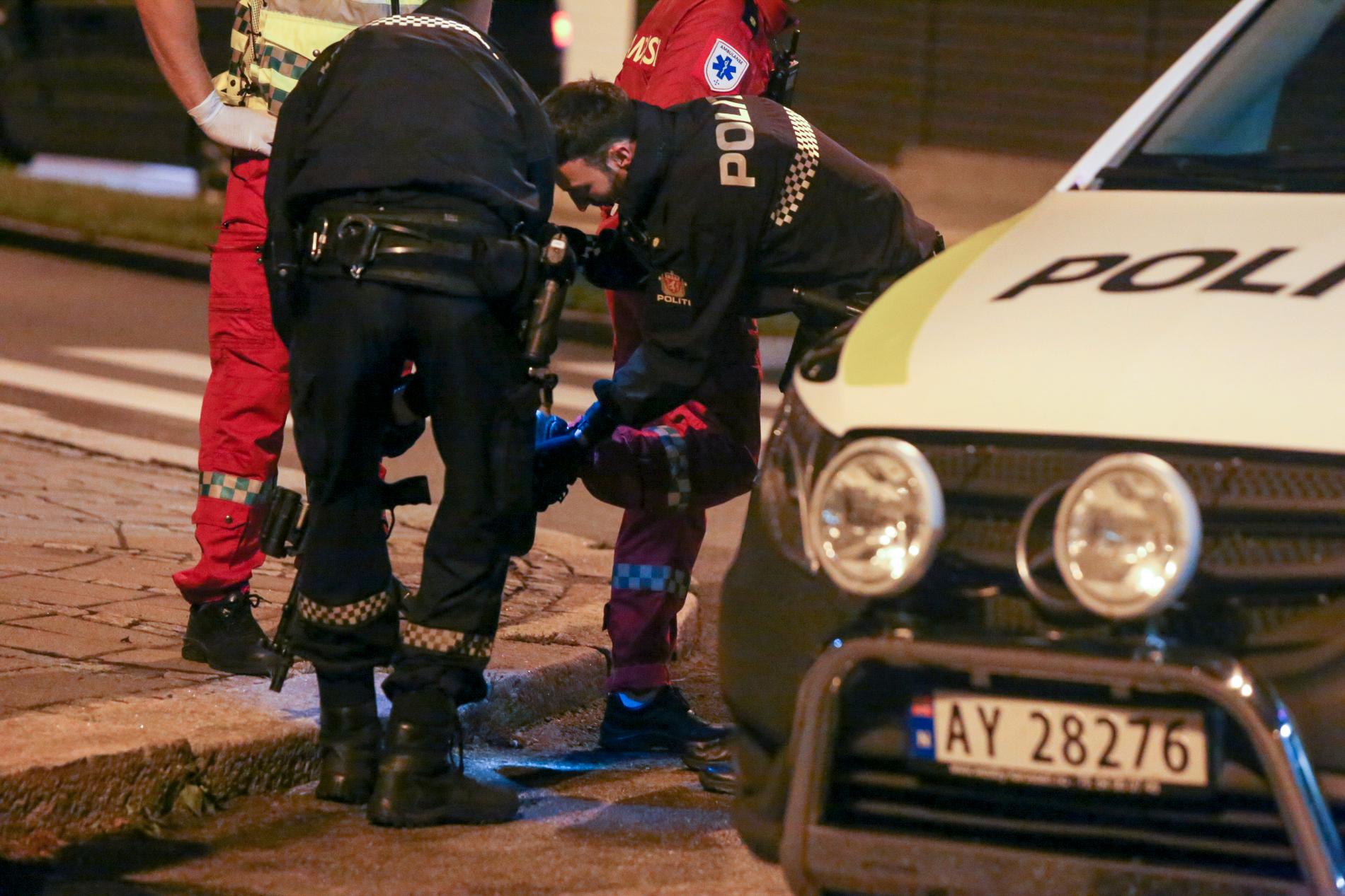 Tre kvinnor blev knivstuckna i norska Sarpsborg sent på tisdagskvällen. En av dem har avlidit av sina skador.
