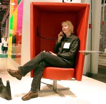 Telefonstolen Centrum Grand Telephone Chair av Kersti San-din och Lars Bulow har ljuddämpande textil på insidan. Lotta Werner Flyborg testar. Specialtillverkad i 80 exemplar. Cirkapris i butik: 25 000 kr. Experternas betyg: