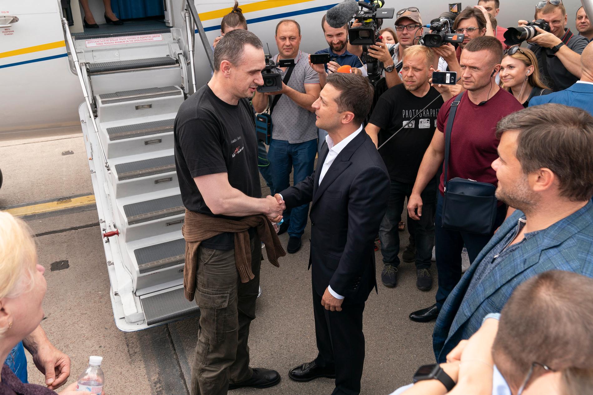 Ukrainas president Volodymyr Zelenskyj, hälsar regissören Oleg Sentsov välkommen tillbaka till Kiev vid fångutväxlingen den 7 september. Arkivbild.
