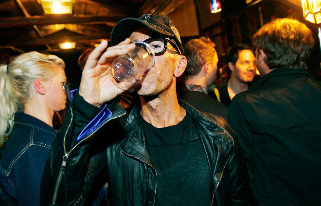 Eric Amarillo tog sig en öl på Rockbjörnen 2012.