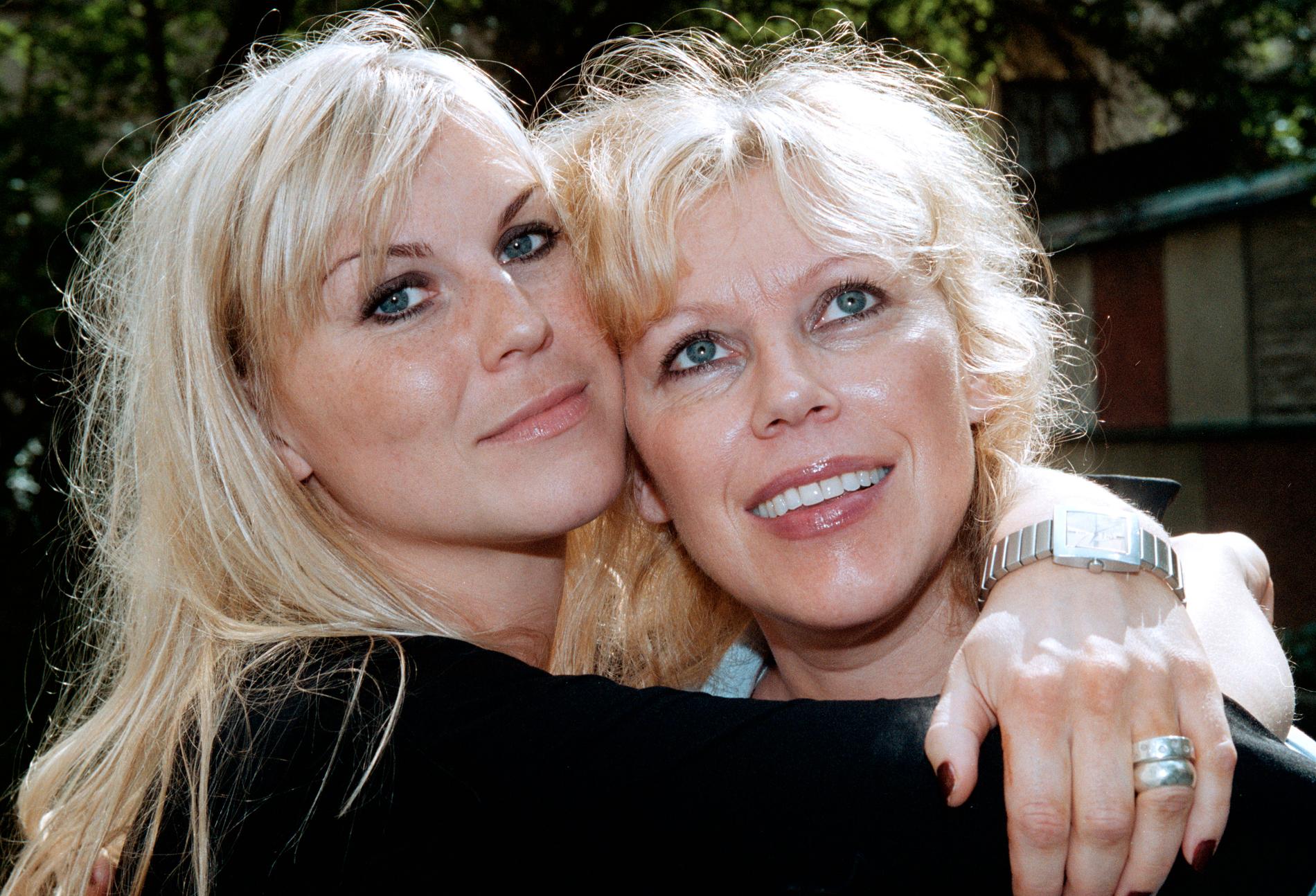 Josefin ”Josa” Nilsson dog för sju år sedan. Här kramar systrarna om varandra 2002.