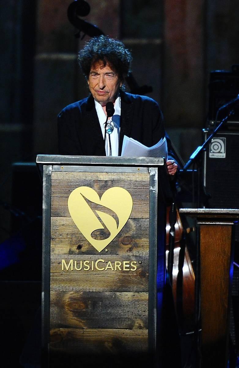 SUR OCH STORARTAD Bob Dylan håller sitt långa tal på MusiCares gala - vilket får Virtanen att älska honom om möjligt ännu mer.
