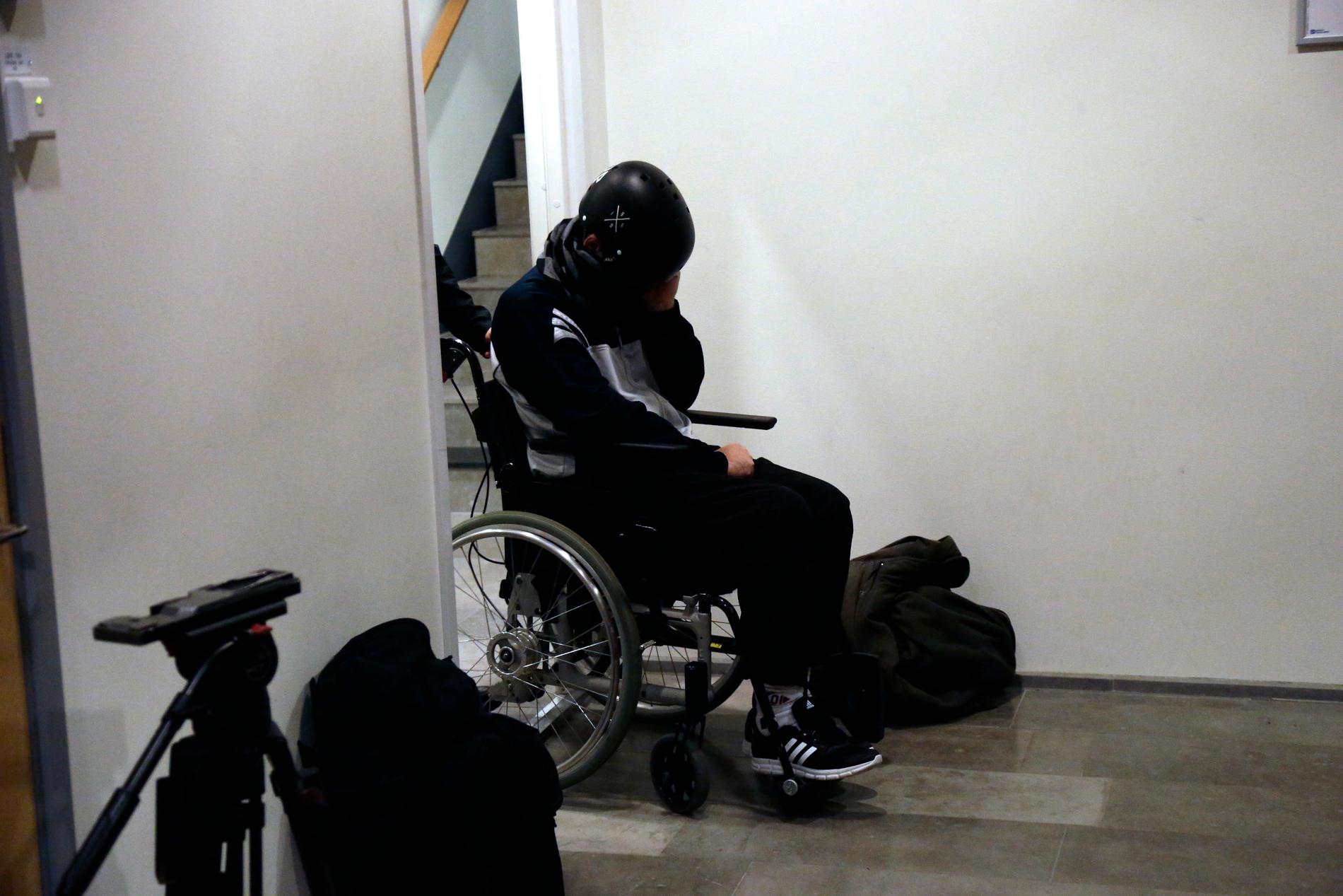 I tingsrättssalen satt Hassan ihopkrupen i en rullstol och stirrade mestadels rakt fram.