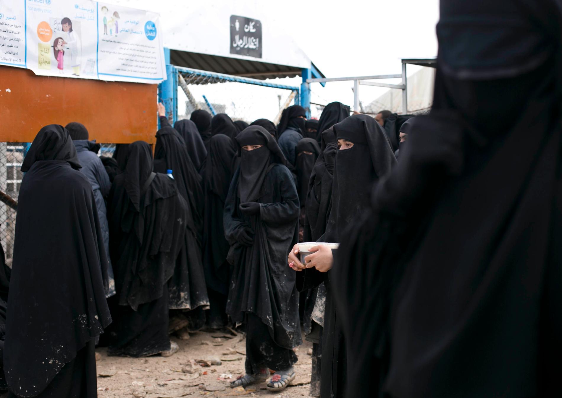 På bilden syns kvinnor i fånglägret al-Hol i Syrien. Personerna på bilden har ingen koppling till artikeln. Arkivbild.