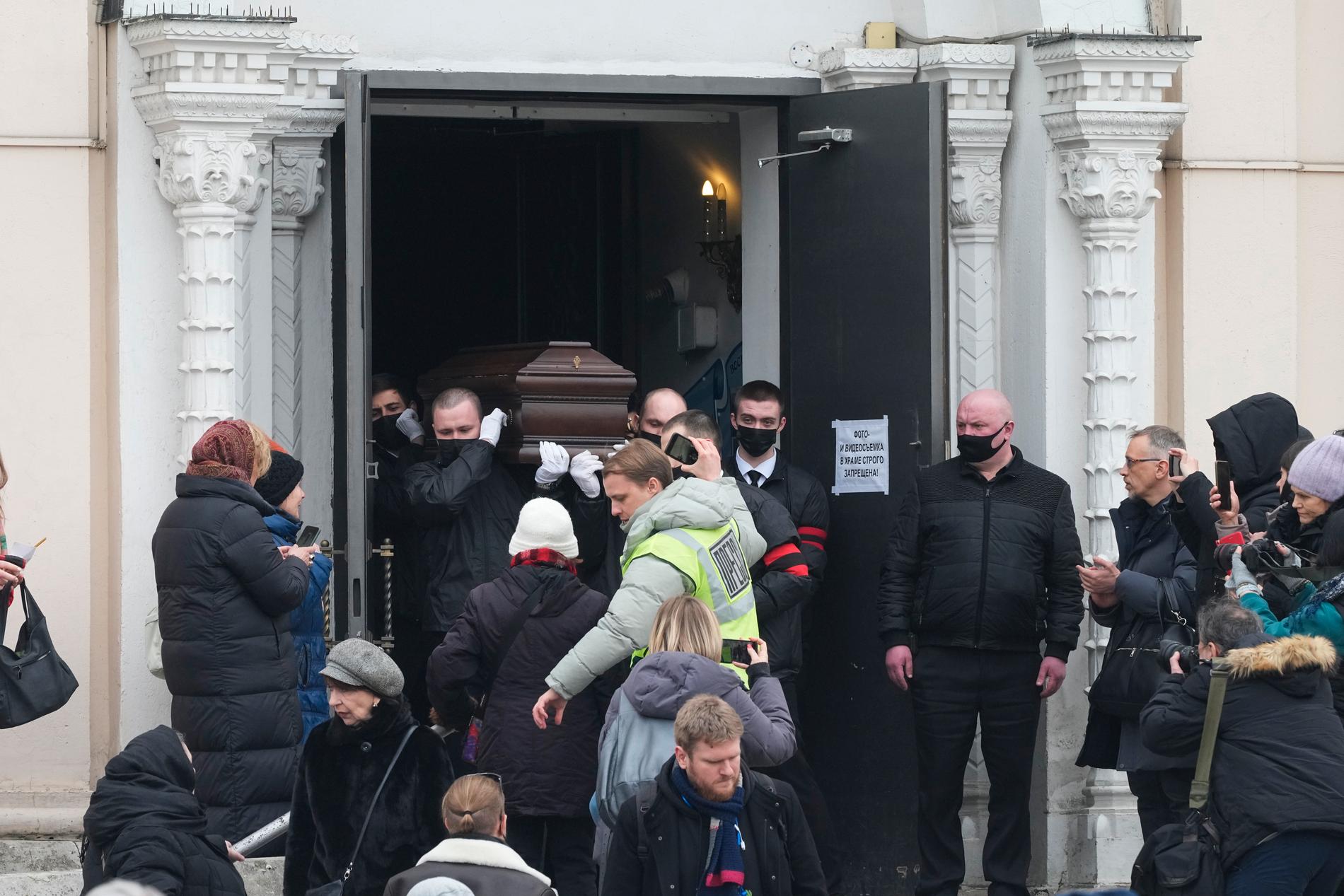 Navalnyjs kista bärs ut från kyrkan i Moskva. 