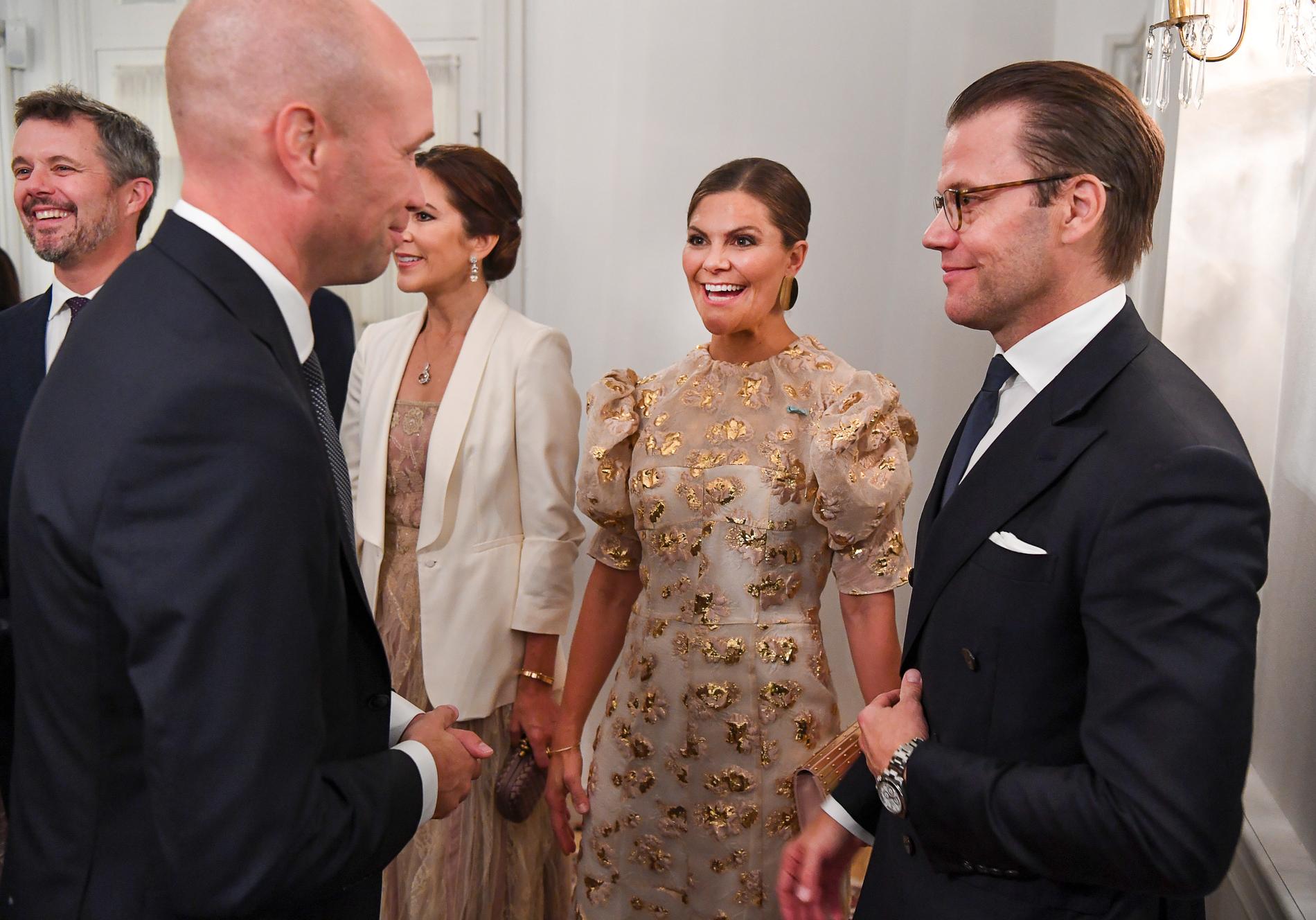 Kronprinsessan Victorias och prins Daniels besök hos den danska släkten bjuder på bråda dagar. Gårdagen avslutades med en middag där den svenske ambassadören Fredrik Jörgensen bjöd in de två tron­följar­paren som hedersgäster.