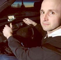 Experten varnar Vägverkets Chris Patten varnar bilförare för att sitta och knappa för mycket på gps-navigatorn. Det gör att uppmärksamheten blir lidande.