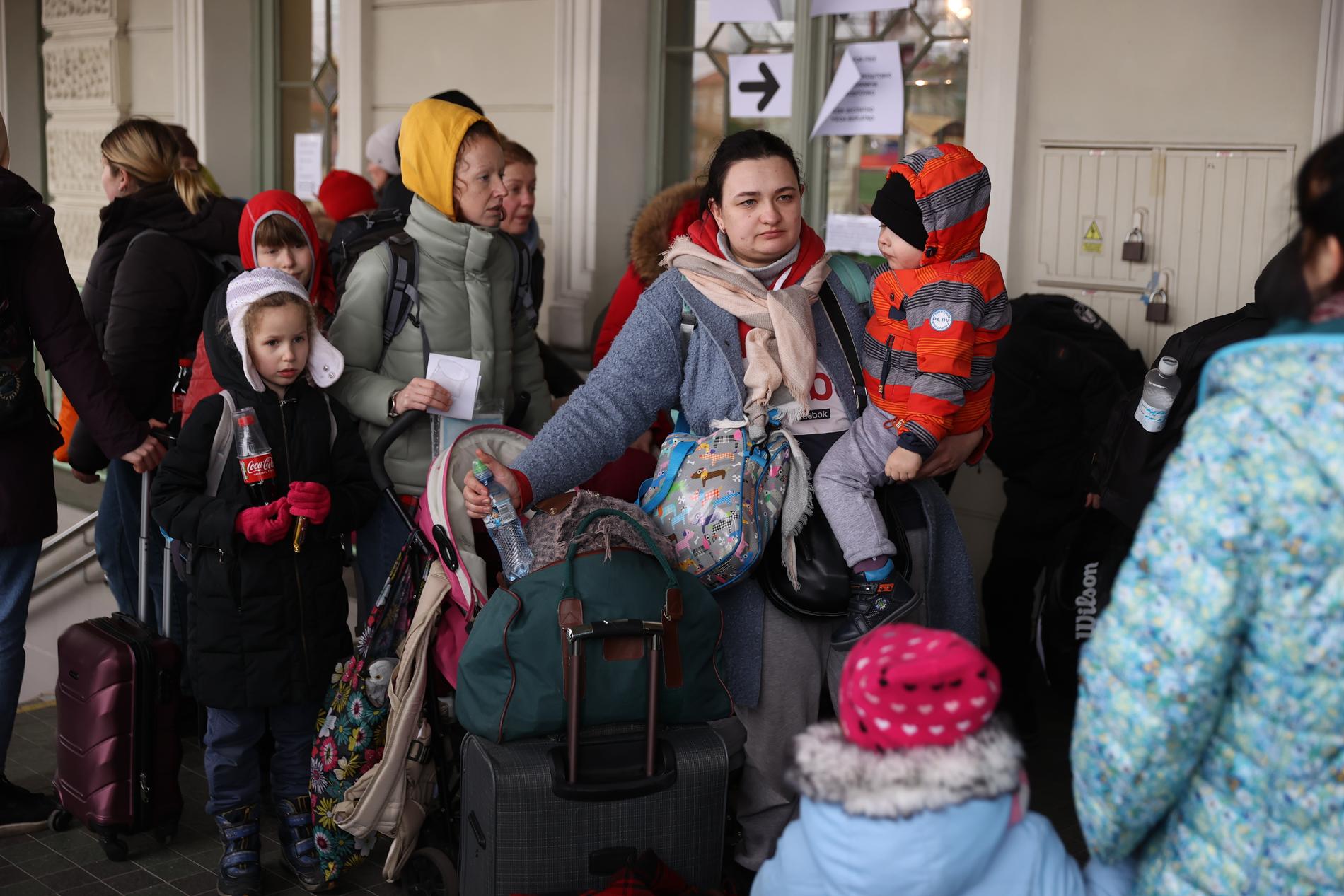 Det kryllar av barn på Przemysl glowna, centralstationen i staden som vanligen har runt 60 000 invånare.