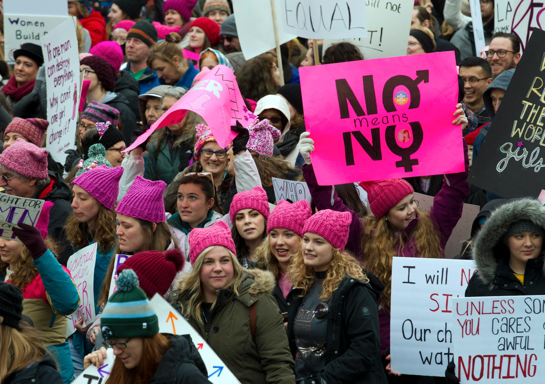 Demonstranter marscherar på Pennsylvania Avenue i Washington DC i den årliga kvinnodemonstrationen i USA.
